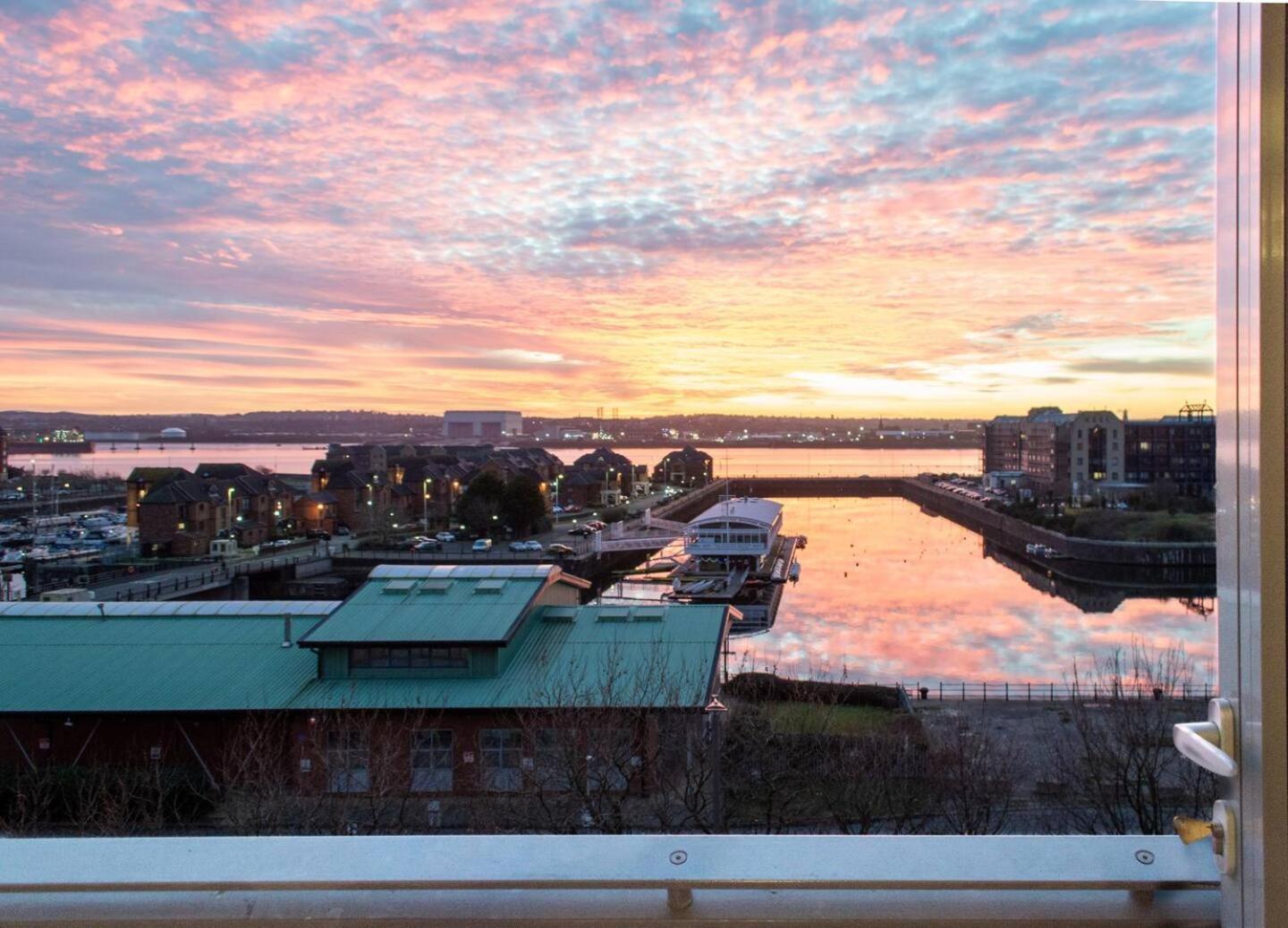 Stunning Mersey View Flat W Parking In ลิเวอร์พูล ภายนอก รูปภาพ